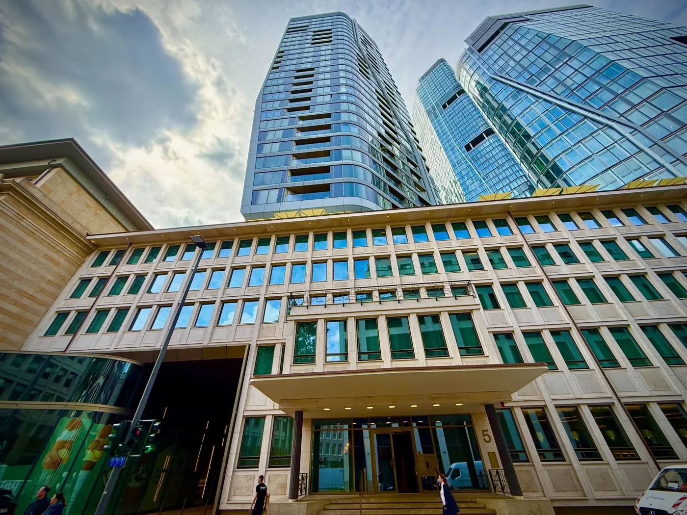 Außenfassade und Eingang an der Junghofstraße 5 in Frankfurt am Main